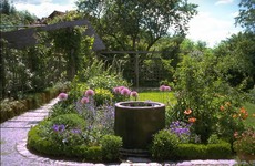Bauerngarten Pergola Granittrog Brunnen Stauden Bux